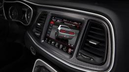 Dodge Challenger III Facelifting (2015) - ekran systemu multimedialnego