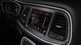 Dodge Challenger III Facelifting (2015) - ekran systemu multimedialnego
