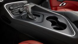 Dodge Challenger III Facelifting (2015) - tunel środkowy między fotelami