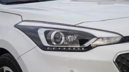 Hyundai i20 II Hatchback Kappa 1.4 MPI (2015) - prawy przedni reflektor - wyłączony