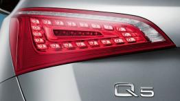 Audi Q5 - lewy tylny reflektor - włączony