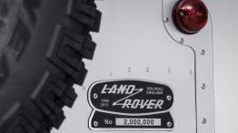 Land Rover Defender 2,000,000 (2015) - emblemat
