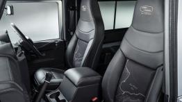 Land Rover Defender 2,000,000 (2015) - widok ogólny wnętrza z przodu