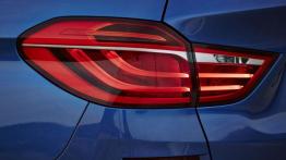 BMW 220i Gran Tourer (2015) - lewy tylny reflektor - włączony