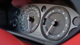 Aston Martin Vanquish Volante (2015) - zestaw wskaźników