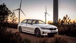 BMW 330e (2019) - przód - reflektory wy??czone