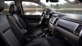 Ford Ranger (2019) - widok ogólny wnętrza z przodu