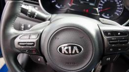 Kia Optima - sedan w sportowej marynarce