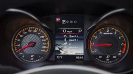 Mercedes-AMG GT S na kalifornijskich drogach - zestaw wskaźników