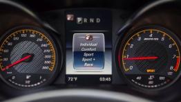 Mercedes-AMG GT S na kalifornijskich drogach - zestaw wskaźników