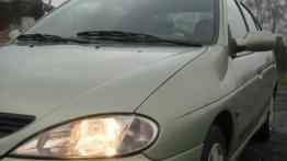Renault Megane I Hatchback - galeria społeczności - lewy przedni reflektor - włączony