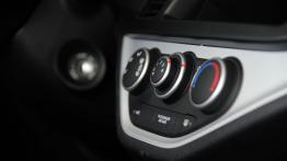 Kia Picanto 2011 - wersja 3-drzwiowa - konsola środkowa