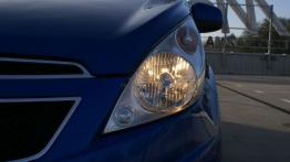 Chevrolet Spark - galeria redakcyjna - lewy przedni reflektor - włączony