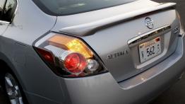 Nissan Altima - tył - reflektory wyłączone