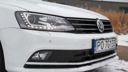 Volkswagen Jetta VI Facelifting - galeria redakcyjna - prawy przedni reflektor - włączony