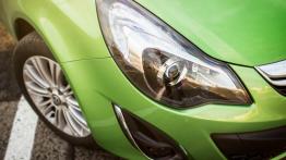 Opel Corsa D Facelifting 1.2 LPG - galeria redakcyjna - prawy przedni reflektor - wyłączony
