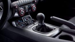 Chevrolet Camaro Coupe - wersja europejska - tunel środkowy między fotelami