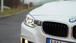 BMW Seria 3 (F30) 335d xDrive 313KM - galeria redakcyjna - prawy przedni reflektor - włączony