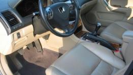 Honda Accord 2.2 i-CTDi  Executive - widok ogólny wnętrza z przodu