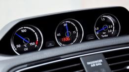 Volkswagen Scirocco R 2.0 TSI 280 KM - galeria redakcyjna - zestaw wskaźników na desce rozdzielczej