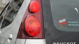 Peugeot 107 Hatchback 5d Facelifting 2012 1.0 VTI 68KM - galeria redakcyjna - lewy tylny reflektor -