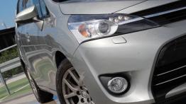 Toyota Verso Minivan Facelifting 2.0 D-4D 124KM - galeria redakcyjna - prawy przedni reflektor - włą