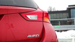 Toyota Auris II Hatchback 5d D-4D 125 124KM - galeria redakcyjna - prawy tylny reflektor - włączony