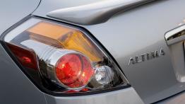 Nissan Altima - tył - inne ujęcie