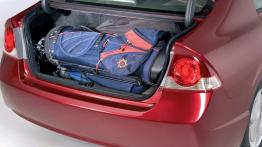 Honda Civic Hybryda - tył - bagażnik otwarty