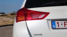Toyota Auris II Touring Sports - galeria redakcyjna - lewy tylny reflektor - wyłączony