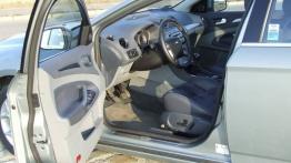 Ford Mondeo IV Hatchback 2.0 Duratec 145KM - galeria redakcyjna - widok ogólny wnętrza z przodu