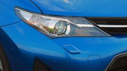 Toyota Auris II Hatchback 5d Valvematic 130 132KM - galeria redakcyjna - prawy przedni reflektor - w