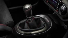 Nissan Juke Nismo RS (2014) - wersja europejska - dźwignia zmiany biegów