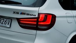 BMW X5 F15 M50d 381KM - galeria redakcyjna - prawy tylny reflektor - włączony