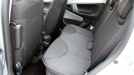 Peugeot 107 Hatchback 5d Facelifting 2012 1.0 VTI 68KM - galeria redakcyjna - tylna kanapa
