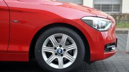 BMW Seria 1 F20-F21 Hatchback 5d 118i 170KM - galeria redakcyjna - prawe przednie nadkole