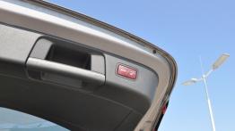 Mercedes GLA 250 4Matic 211 KM - galeria redakcyjna - przycisk do zamykania bagażnika