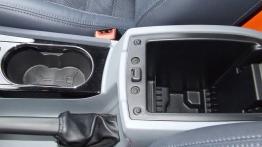 Ford Mondeo IV Hatchback 2.0 Duratec 145KM - galeria redakcyjna - tunel środkowy między fotelami