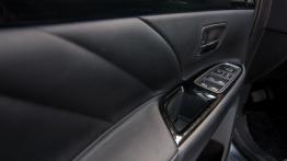 Mitsubishi Outlander PHEV Facelift (2016) - galeria redakcyjna - sterowanie w drzwiach
