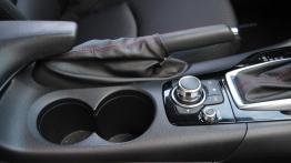 Mazda 3 III Hatchback  2.0 120KM - galeria redakcyjna - tunel środkowy między fotelami