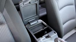 Mazda 3 III Hatchback  2.0 120KM - galeria redakcyjna - podłokietnik przedni