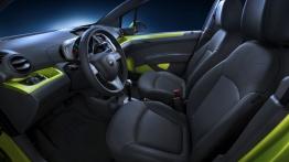 Chevrolet Spark - wersja amerykańska - widok ogólny wnętrza z przodu