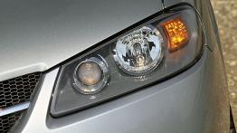 Nissan Almera - lewy przedni reflektor - włączony