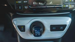 Toyota Prius IV - galeria redakcyjna - dźwignia zmiany biegów