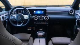 Mercedes A200 1.3 163 KM - galeria redakcyjna - widok ogólny wnętrza z przodu