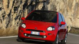 Fiat Punto 2012 - przód - reflektory włączone