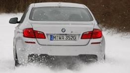 BMW M550d xDrive - tył - reflektory włączone