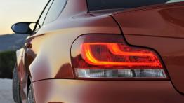 BMW Seria 1 M Coupe - lewy tylny reflektor - włączony