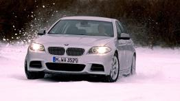 BMW M550d xDrive - przód - reflektory włączone