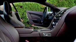 Aston Martin DB9 Facelifting Coupe - widok ogólny wnętrza z przodu